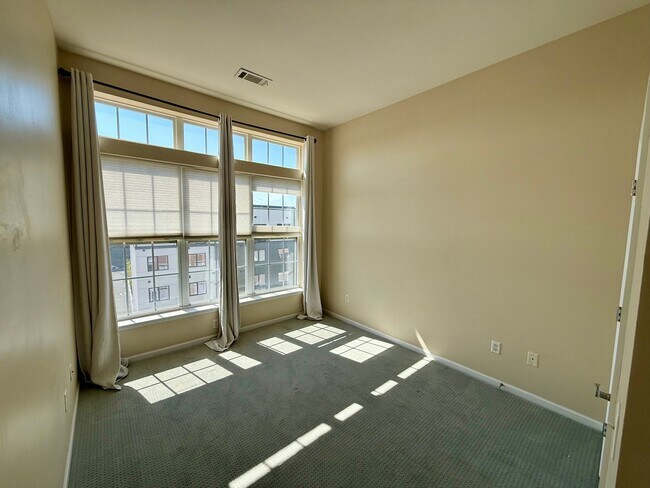 Building Photo - 850 E Main St