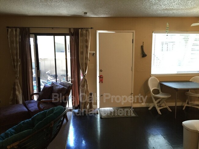 Building Photo - 1412 N Cherry St