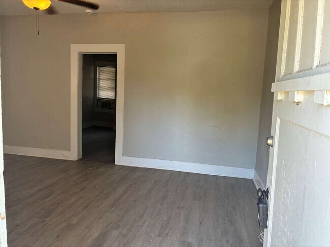 Building Photo - Application Special - South Side One Bedroom Apartment for Rent