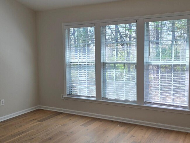 Building Photo - 2378 Fairlie Dr