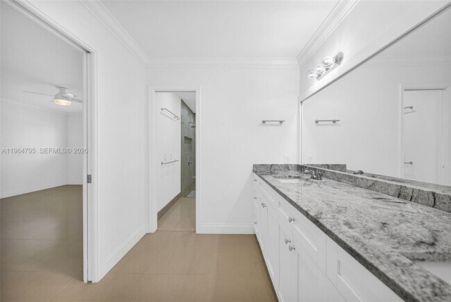 Building Photo - 820 E Cypress Ln