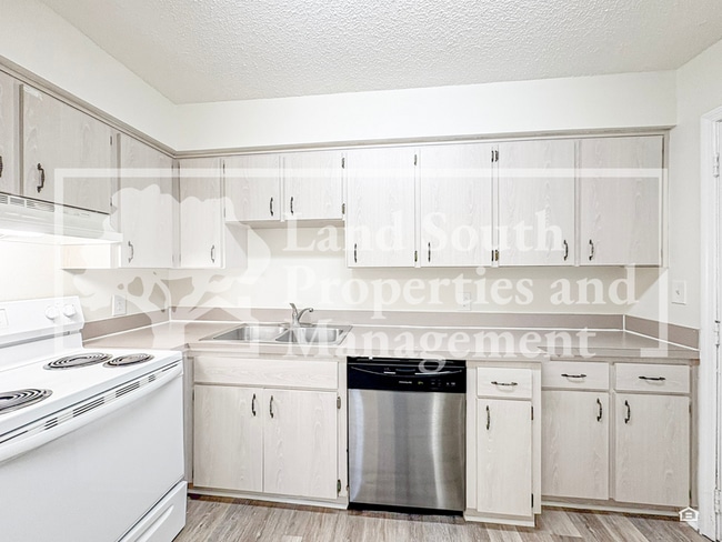 Building Photo - 730 Bebo Ln