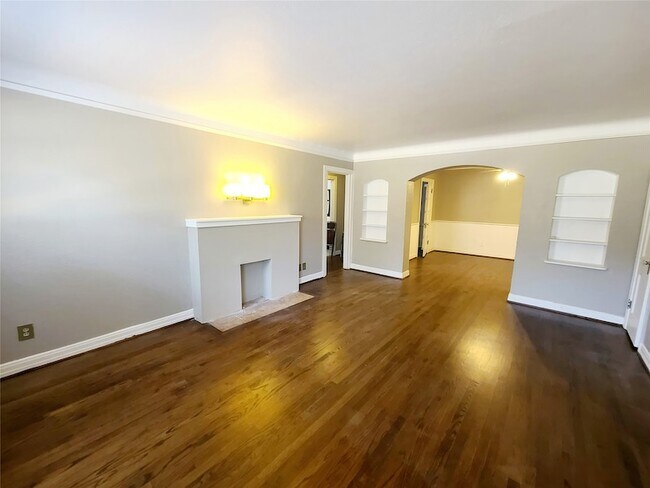 Building Photo - 5920 La Vista Dr