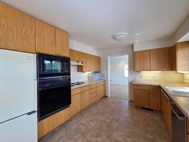 Building Photo - Quiet Rental in Waterville with Garden!