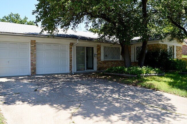 Building Photo - Charming Home In Waverly Park Addition