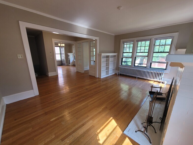 Building Photo - 2541 N Lake Dr