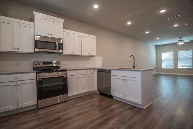 Building Photo - 2 bedroom 2.5 bath home located in Fayetteville, AR