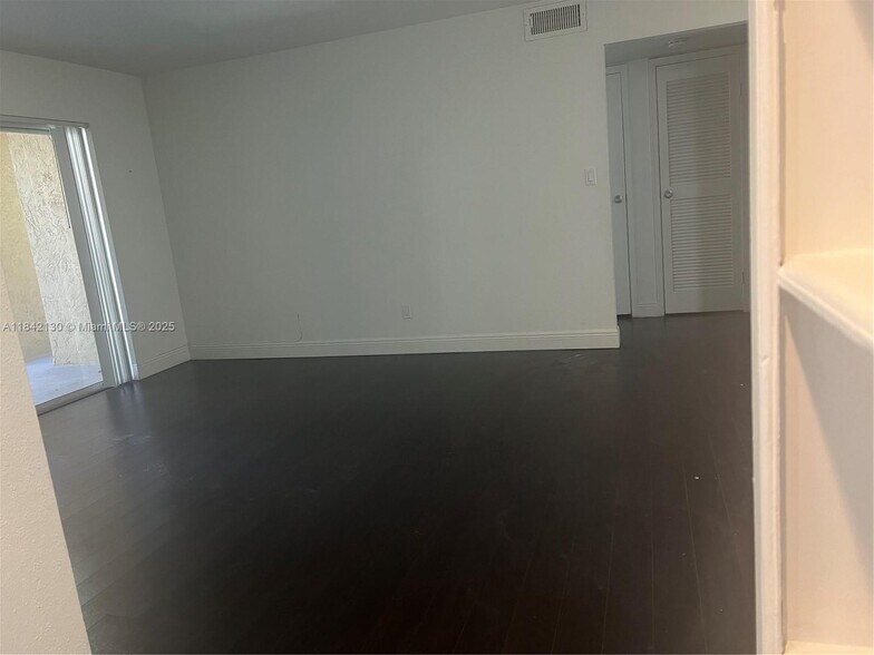 Building Photo - 949 Riverside Dr