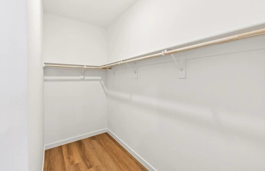 Building Photo - 818 Redberry Way