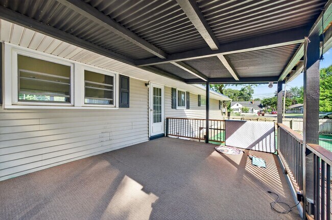 Building Photo - Spacious 4 BR/2BA home corner-lot in Warwi...
