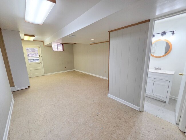 Building Photo - 305 Hillsboro Dr
