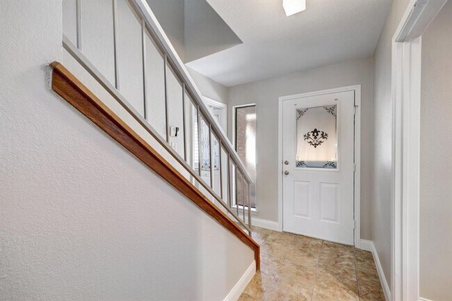 Building Photo - 7211 Lakewood Dr