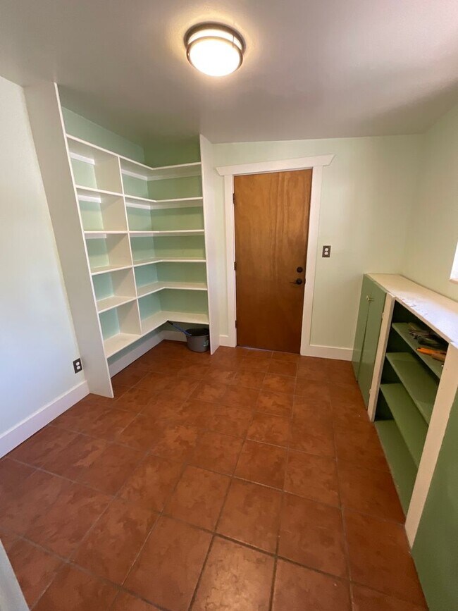 Building Photo - Eastside home with privacy on cul-de-sac