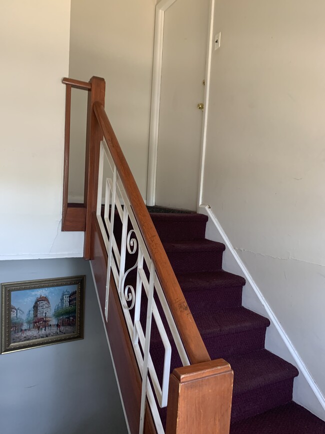 2nd floor hallway - 4071 Balwynne Park Rd