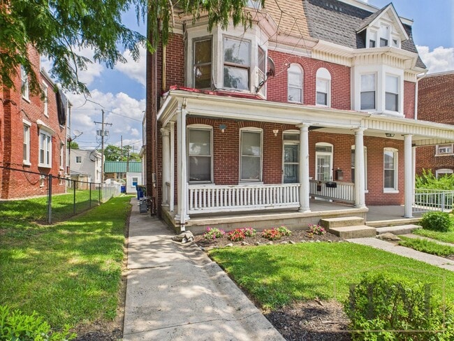 Primary Photo - 611 N George St
