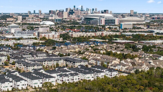 Building Photo - 2718 Grand Fountains Dr