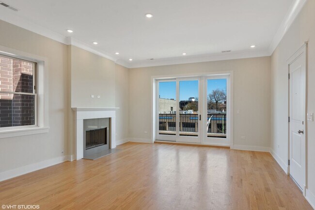 Building Photo - Pet Friendly 3 Bed 2 Bath Condo Quality in Roscoe Village