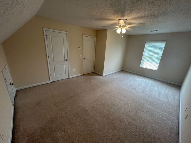 Building Photo - PRE-LEASING FOR AUGUST 2025! 1/2 OFF SECUR...