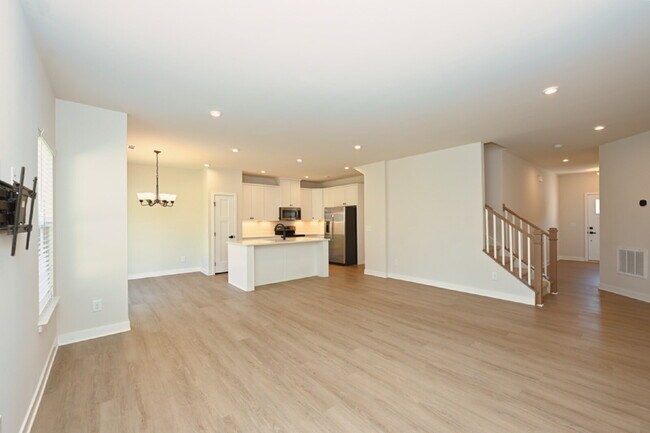 Building Photo - Updated Gallatin Townhome | 3BR + Garage, W/D Included