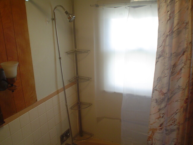 upstairs shower and tub. - 714 Main St