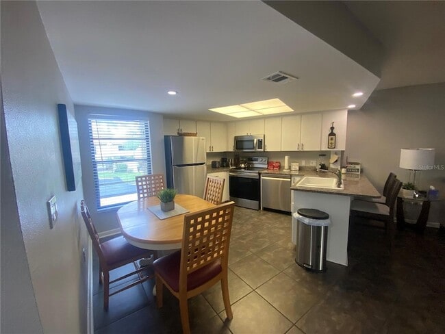 Building Photo - 2587 Cyprus Dr