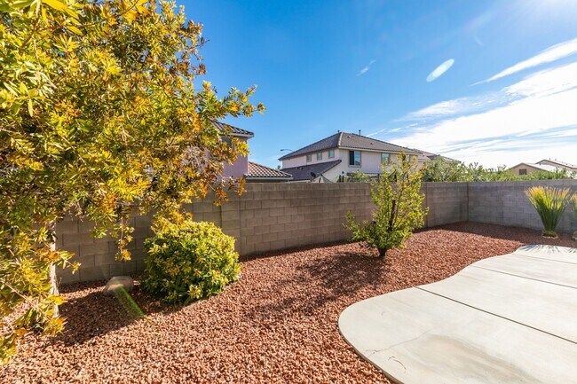 Building Photo - 3 bedroom + Den! Ready for immediate move ...