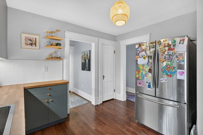 Building Photo - 305 E 54th St