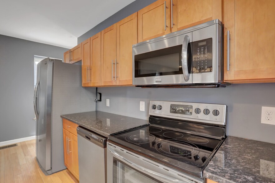 Building Photo - 605 Grace St