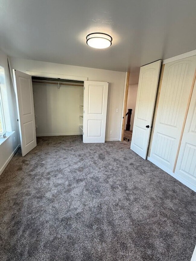 Building Photo - 504 S 5th St