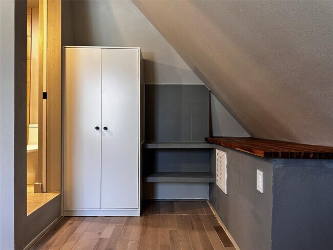 Building Photo - 914 E 39th St