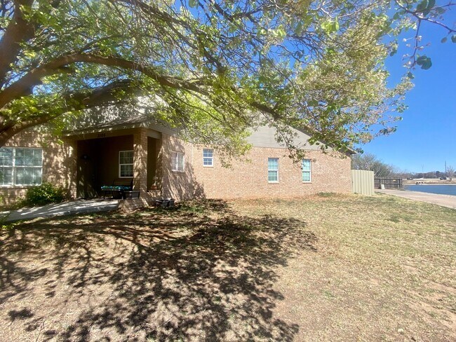Building Photo - 2 Bed 2 Bath Town Home Available