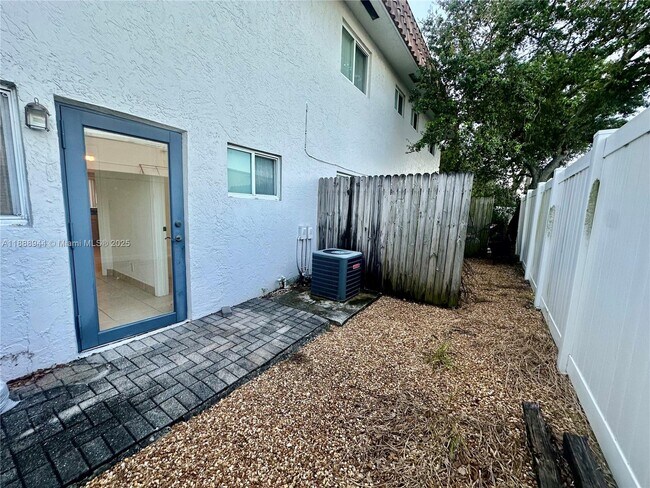 Building Photo - 1274 NE 40th St