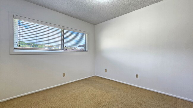 Building Photo - Salt Lake community, single-level 3 bedroo...