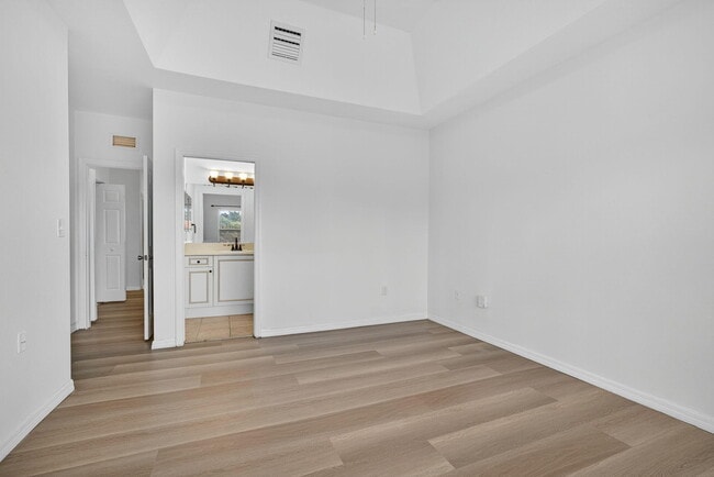 Building Photo - 513 Talia Cir