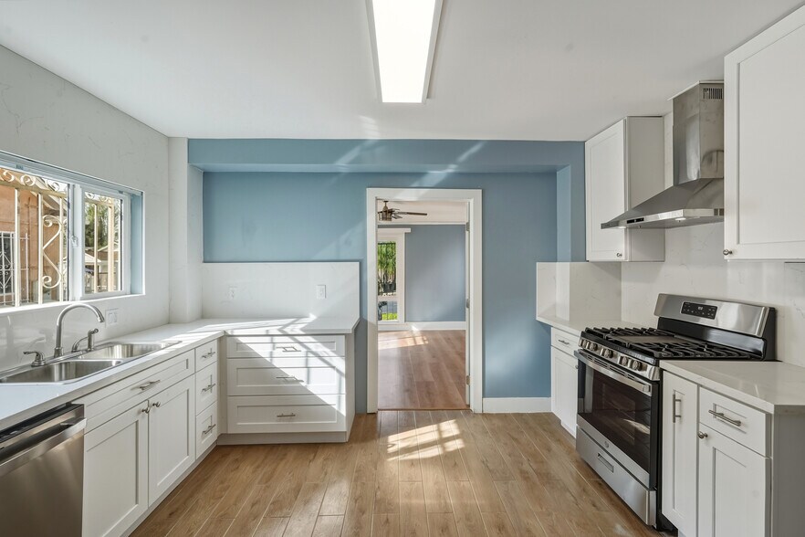 Building Photo - 1174 N Alexandria Ave