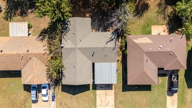 Building Photo - Charming 5-bedroom, 1.5-bathroom home