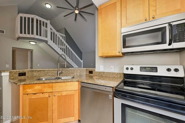 Building Photo - 13703 Richmond Park Dr N