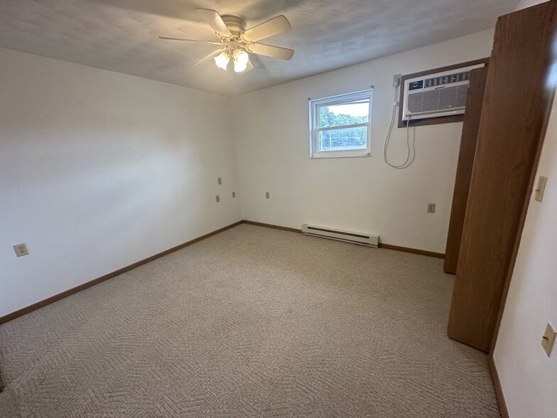 Building Photo - 1020 Lakeshore Dr