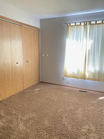 Master bedroom - 1415 E Maple St