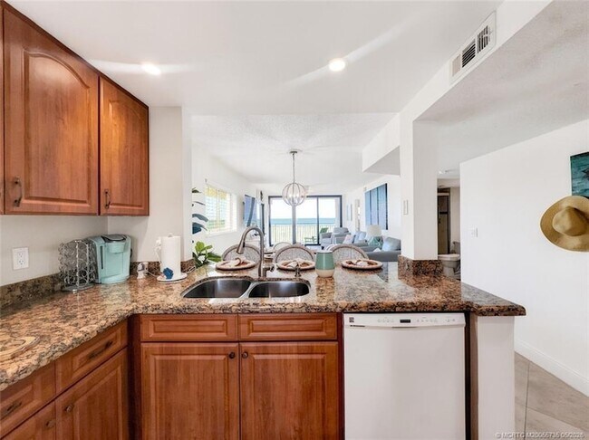 Building Photo - 10102 S Ocean Dr