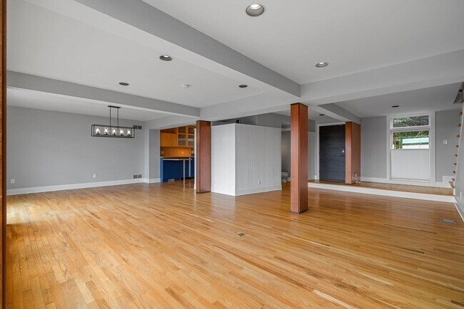 Building Photo - *Beautifully Updated & Spacious 4BD/2.5BA Single Family Home Available in South Side Slopes*