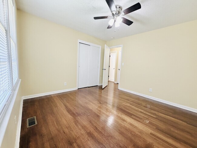 Building Photo - 400 S Highland Forest Dr