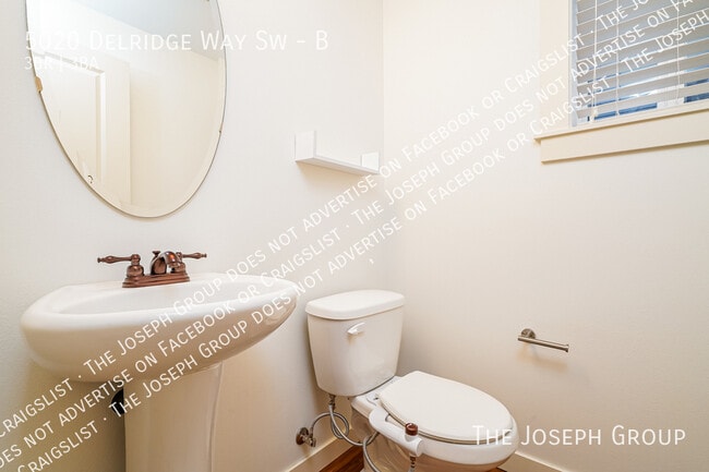 Building Photo - 5020 Delridge Wy SW