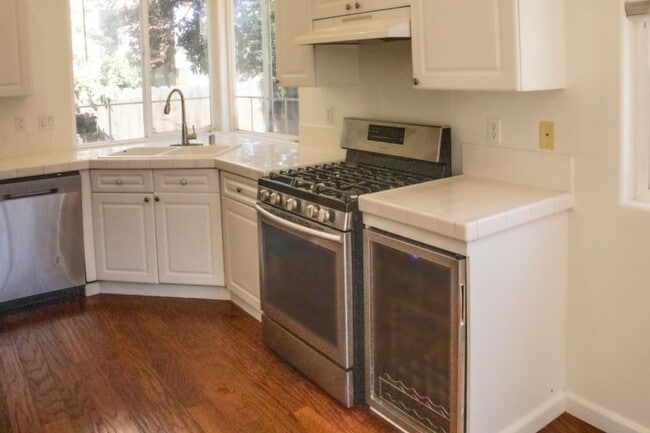 Building Photo - 3 bedroom 2.5 bathroom two-story rental in...