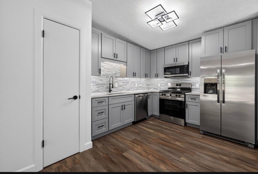 Building Photo - 642 Swan Dr