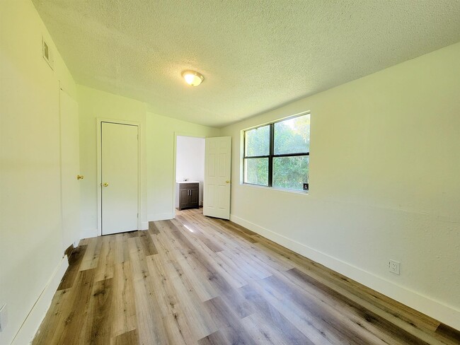 Building Photo - 906 N Veterans Dr