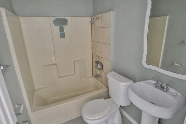Building Photo - Newly Renovated 2/1 with New Washer/Dryer