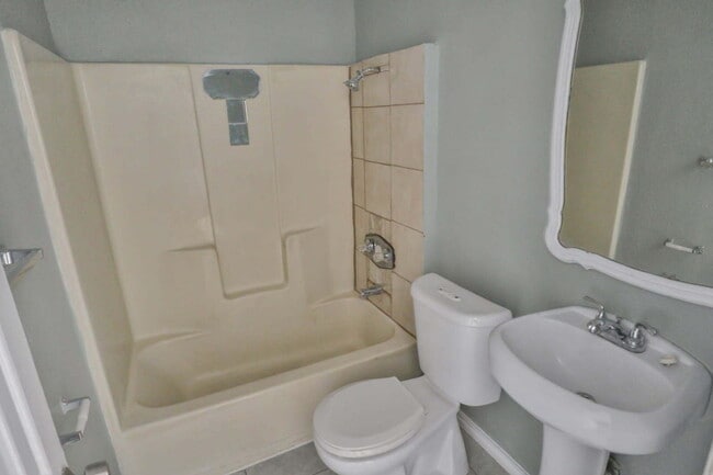 Building Photo - Renovated 2 Bed/1 bath with Washer & Dryer