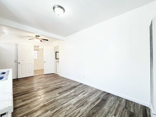 Building Photo - 950 Clela Ave