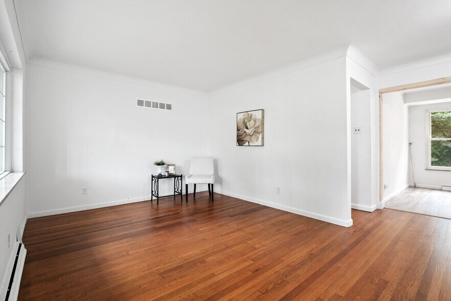 Spacious living room - 620 Saint Bernard Dr